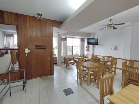 Restaurant/places to eat, Living room
