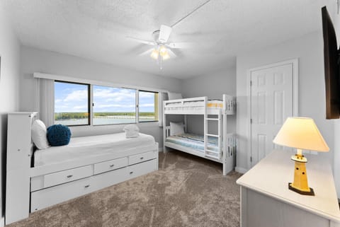 Bed, TV and multimedia, View (from property/room), Photo of the whole room, Bedroom, bunk bed, wardrobe