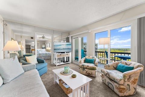 Patio, Bed, Natural landscape, TV and multimedia, View (from property/room), Balcony/Terrace, Living room, Seating area, Bedroom