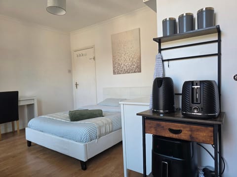 Bed, Coffee/tea facilities, Kitchen or kitchenette, Bedroom, microwave, minibar, toaster