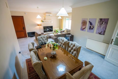 TV and multimedia, Living room, Seating area, Dining area