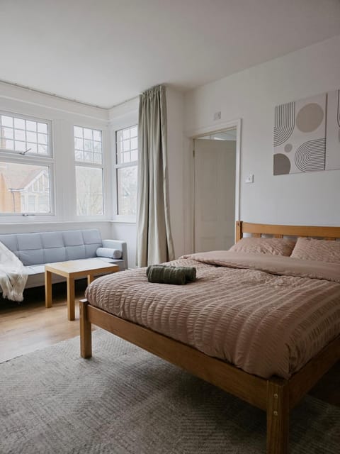 Large Ensuite Rooms Near University Town Centre & Hospital Apartment in Reading