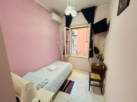 Bed, TV and multimedia, Photo of the whole room, Bedroom, air conditioner