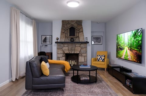 TV and multimedia, Living room, Seating area, Evening entertainment