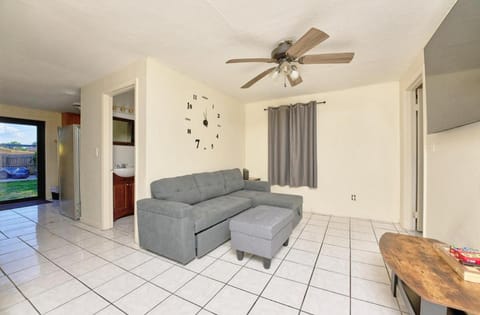 3 bedrooms 1 bathroom Entire Beach Side House Villa in Riviera Beach