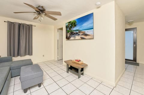 3 bedrooms 1 bathroom Entire Beach Side House Villa in Riviera Beach