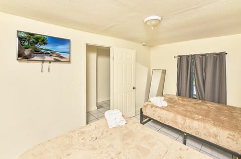 3 bedrooms 1 bathroom Entire Beach Side House Villa in Riviera Beach