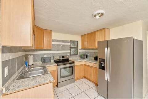 3 bedrooms 1 bathroom Entire Beach Side House Villa in Riviera Beach