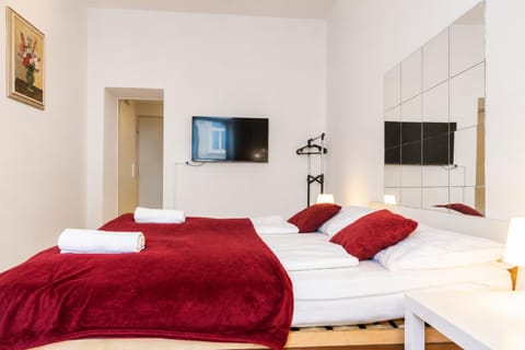 Bed, TV and multimedia, Bedroom