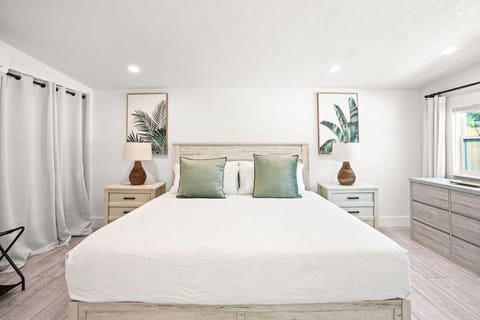 East Coast Oasis- Heated Pool & Park Your Boat! House in Lake Park