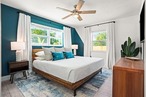 East Coast Oasis- Heated Pool & Park Your Boat! House in Lake Park