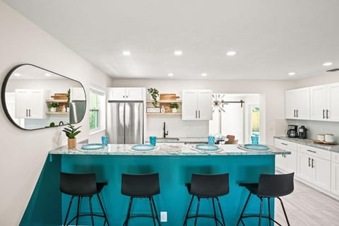 East Coast Oasis- Heated Pool & Park Your Boat! House in Lake Park