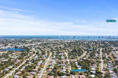 East Coast Oasis- Heated Pool & Park Your Boat! House in Lake Park