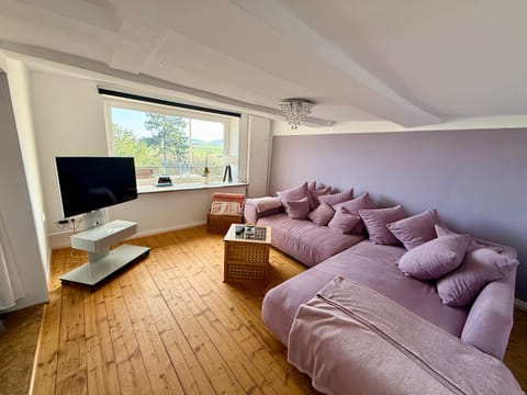 Communal lounge/ TV room, Living room, Seating area