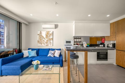 Coffee/tea facilities, Kitchen or kitchenette, Living room, Food and drinks, Seating area, Dining area, Food, dishwasher, minibar, oven, stove, toaster
