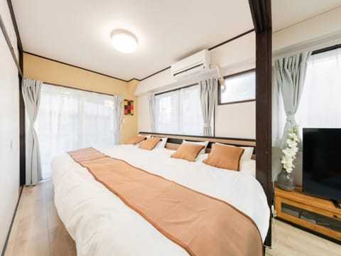 Bed, Photo of the whole room, Bedroom, air conditioner