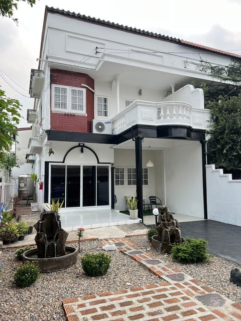 Property building, Patio, Facade/entrance, Day, Garden, Garden view, Parking