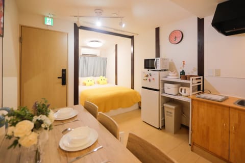 Bed, Kitchen or kitchenette, Dining area, Bedroom, Food, minibar