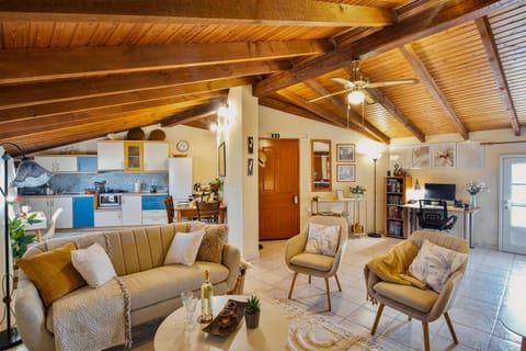 Kitchen or kitchenette, Living room, Seating area, Dining area