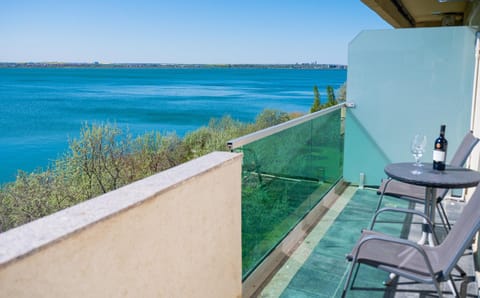 Natural landscape, View (from property/room), Balcony/Terrace, Seating area, Dining area, Lake view