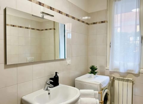 Toilet, Bathroom, towels