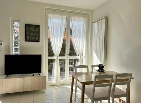 TV and multimedia, Seating area, Dining area