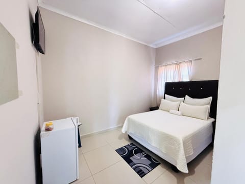 Communal lounge/ TV room, Bed, Bathroom, TV and multimedia, Coffee/tea facilities, Photo of the whole room, Evening entertainment