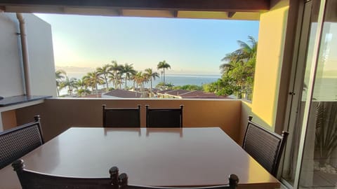 View (from property/room), Balcony/Terrace, Dining area, Sea view