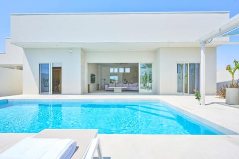 Property building, Day, Pool view, Swimming pool, sunbed