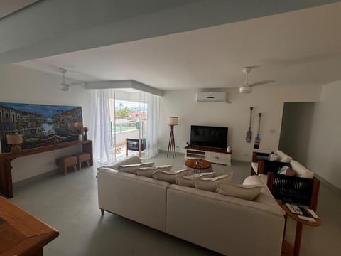 Communal lounge/ TV room, TV and multimedia, Living room, Seating area, Evening entertainment, air conditioner