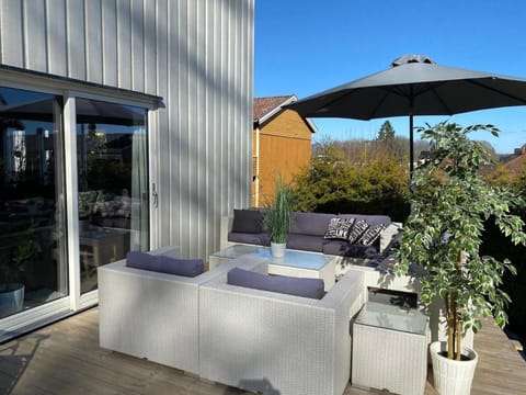 Property building, Patio, Garden, View (from property/room), Balcony/Terrace, Seating area, Garden view