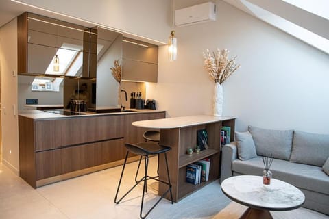 Kitchen or kitchenette, Living room, Seating area, Dining area, minibar, air conditioner