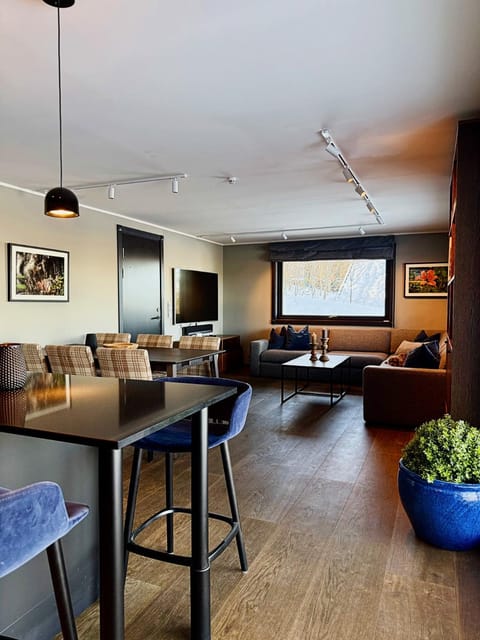 TV and multimedia, Living room, Seating area, Dining area