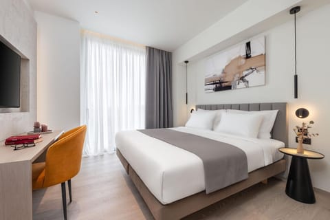 Bed, TV and multimedia, Bedroom