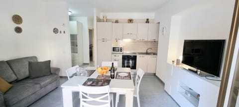 TV and multimedia, Kitchen or kitchenette, Living room, Seating area, Dining area, oven