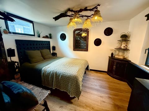 Photo of the whole room, Bedroom