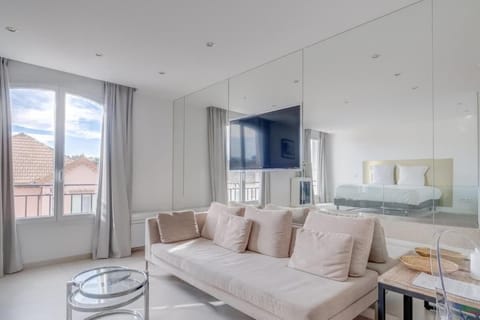 Le Semiramis l Central & Views l Shellter Rentals Inn in Saint-Tropez