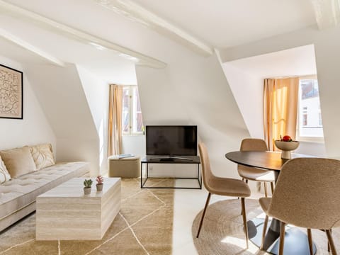 TV and multimedia, Living room, Dining area