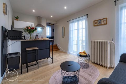 Kitchen or kitchenette, internet, stove