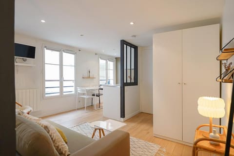 Bed, Living room