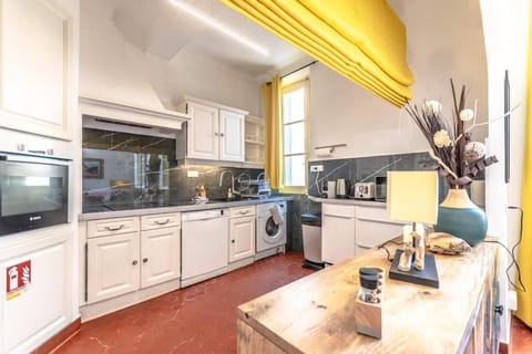 Le Seillon l Perfect Location l Shellter Rentals Apartment in Saint-Tropez