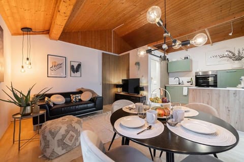 Kitchen or kitchenette, Living room, Seating area, Dining area