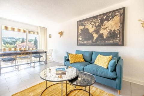 Les Amourie l Terrace & Parking l Shellter Apartment in Saint-Tropez