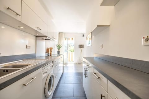 Les Amourie l Terrace & Parking l Shellter Apartment in Saint-Tropez