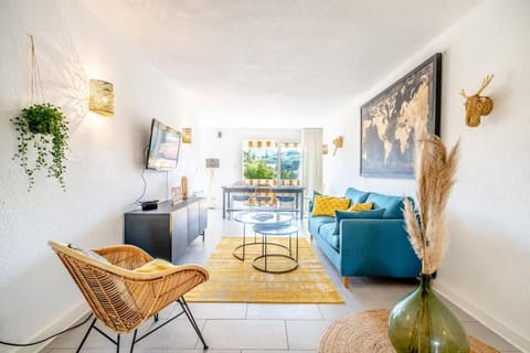 Les Amourie l Terrace & Parking l Shellter Apartment in Saint-Tropez