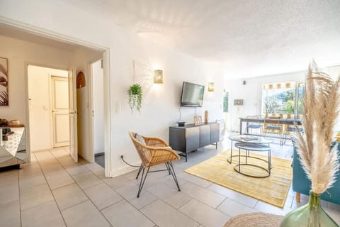 Les Amourie l Terrace & Parking l Shellter Apartment in Saint-Tropez