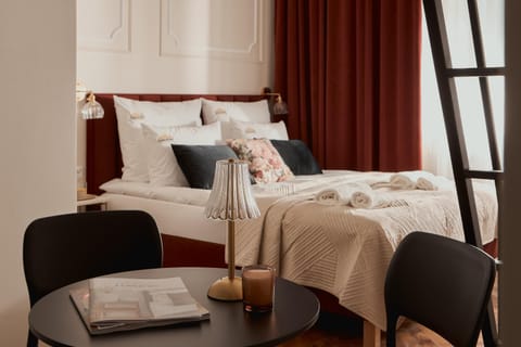 Bed, Photo of the whole room, Seating area, Bedroom, towels