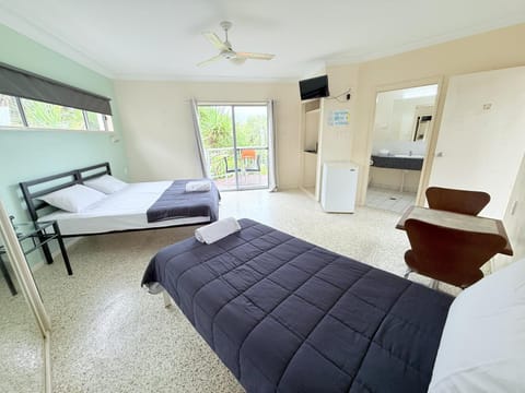 Communal lounge/ TV room, Bed, TV and multimedia, Photo of the whole room, Seating area, Evening entertainment, Bedroom, air conditioner