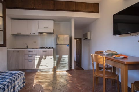 TV and multimedia, Kitchen or kitchenette, Dining area, stove