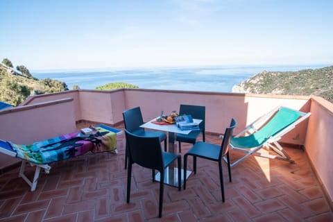 Patio, Day, Natural landscape, View (from property/room), Balcony/Terrace, Seating area, Dining area, Sea view